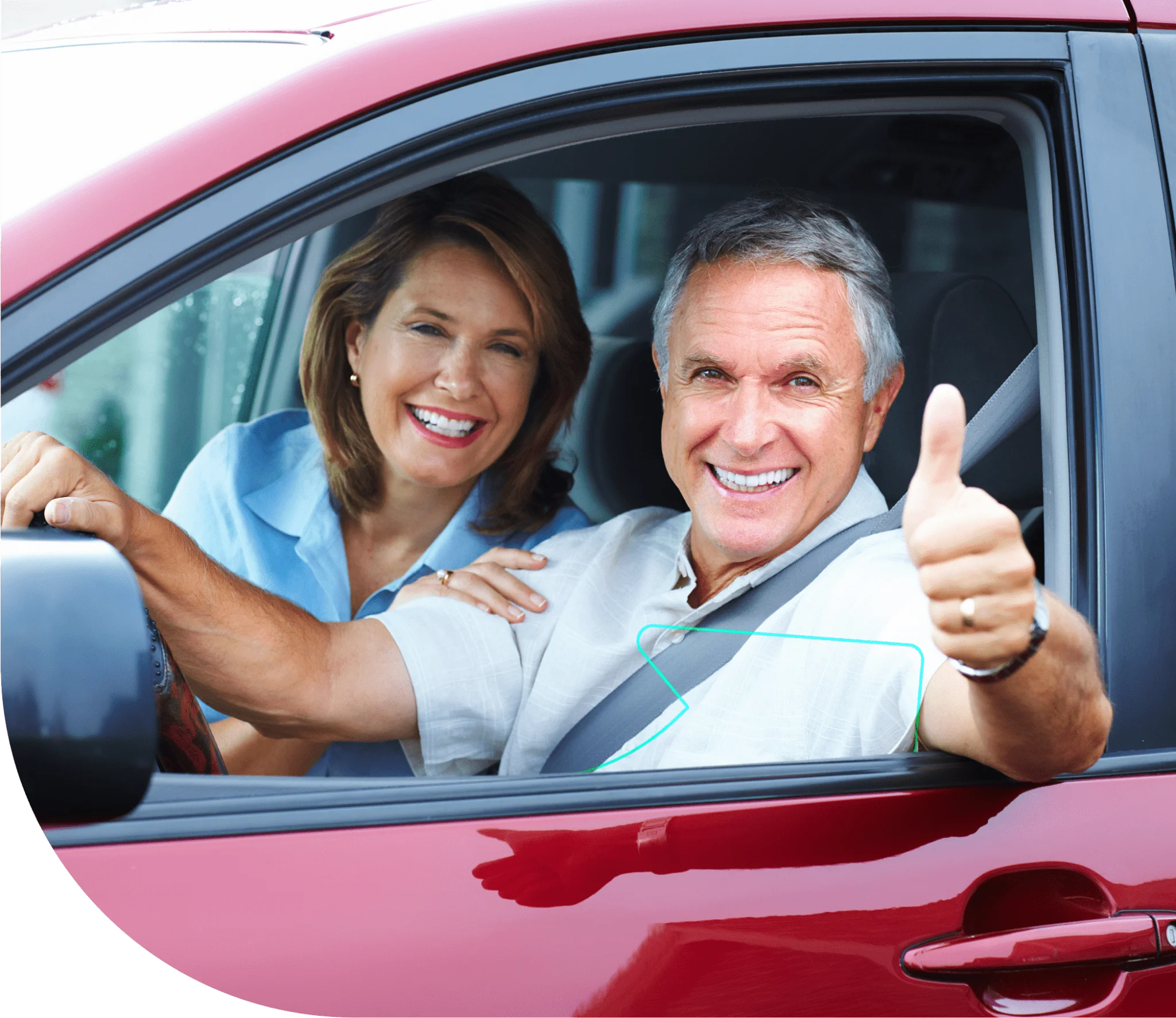 Pareja feliz en su auto — préstamos SpinGo sin dejarlo